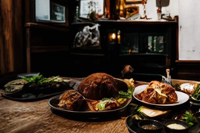 Sfeervol gedekte tafel met visgerechten bij Restaurant De Haven