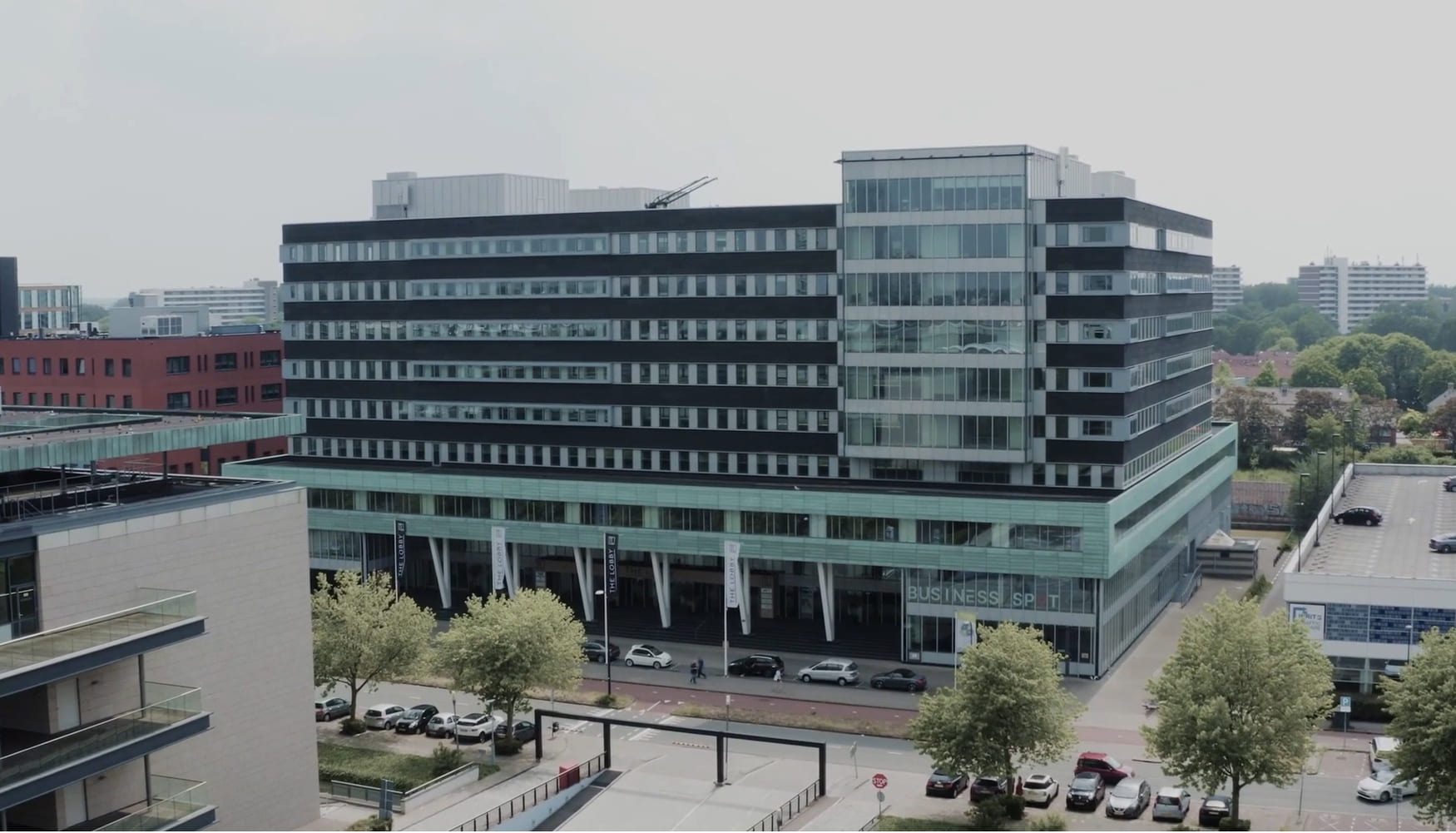Het kantoorpand van Claimhof in Rijswijk, gezien vanuit de lucht